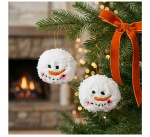 Ornements en peluche bonhomme de neige suspendus à une branche de sapin de Noël