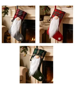Primo piano di calze natalizie festive con design gnomo appese al caminetto