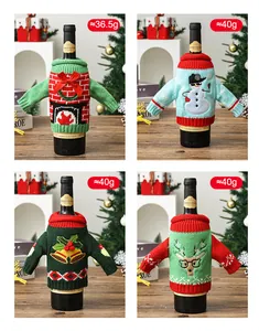 Detailansicht von vier festlichen gestrickten Weinflaschenhüllen zu Weihnachten.