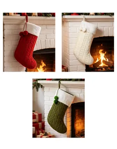 Feestelijke gebreide kerstsokken in rood, crème en groen bij een gezellige open haard.