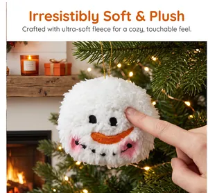 Détail montrant la texture douce en polaire d'une peluche bonhomme de neige blanche.