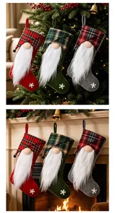Set di tre calze di Natale a quadri con gnomi appese all'albero e al camino