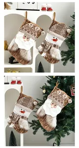 Chaussettes de Noël marron rustique avec motifs Père Noël et bonhomme de neige