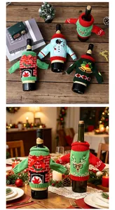 Festliche gestrickte Weinflaschenüberzüge mit Weihnachtsmustern auf einem Tisch