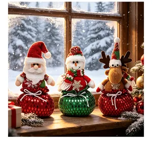 Detalle de peluches de Papá Noel, muñeco de nieve y reno en bolsas de regalo con lentejuelas