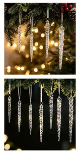 Vista detallada de adornos de carámbanos transparentes en un árbol de Navidad