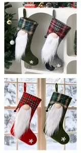Dettaglio di calze di Natale con gnomi, cappelli scozzesi e lunghe barbe bianche