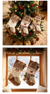 Chaussettes de Noël marron rustique avec peluche Père Noël et Bonhomme de neige