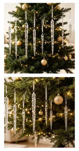 Primer plano de carámbanos de Navidad transparentes en un árbol con luces
