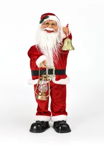 Inquadratura dettagliata di Babbo Natale musicale con una lanterna e un campanello