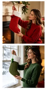 Feestelijke gebreide kerstsokken met pompons vastgehouden door een model