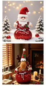 Vista detallada de muñecos de Papá Noel y reno en bolsas de regalo con lentejuelas rojas.