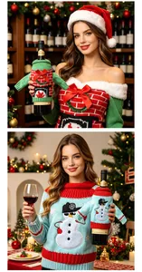 Detailansicht gestrickter Weihnachts-Weinflaschenhüllen in festlicher Umgebung