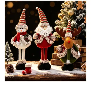 Grupo de muñecos de Navidad de peluche con Papá Noel, muñeco de nieve y reno en la nieve