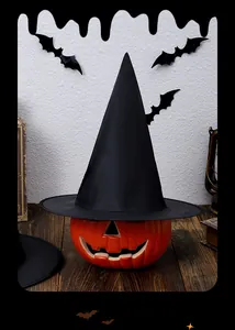 Chapeau de sorcier classique en tissu oxford noir sur une citrouille d'Halloween