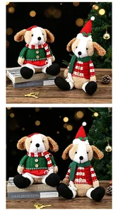 Vista dettagliata di due peluche di cani di Natale in abiti festivi per l'inverno