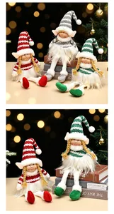Detalle de muñecos de peluche de elfo navideño a rayas en accesorios de libros