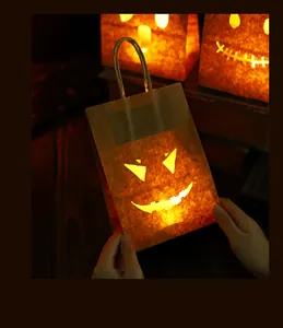 Dettaglio del sacchetto regalo luminoso di Halloween con intaglio Jack-o'-lantern