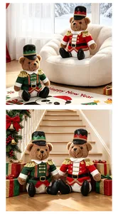 Oso de peluche soldado cascanueces con uniformes festivos rojos y verdes decoración casa.