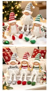 Tres festivos muñecos elfos navideños a rayas en rojo, gris y verde en escenas de nieve.