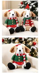 Dettaglio di cani di peluche natalizi con maglioni e sciarpe festivi su un divano