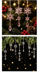 Macrodetail van heldere en roze acryl kerstsneeuwvlokken en ijspegelornamenten hangend aan boom
