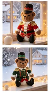 Detalle de ositos de peluche cascanueces en trajes festivos rojos y verdes en una ventana.
