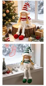 Primer plano de muñecos de peluche de elfos navideños en una escena de ventana festiva.