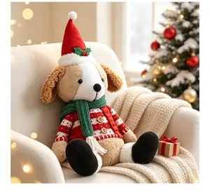 Adorabile peluche di cane natalizio vestito con maglione festivo su una poltrona bianca