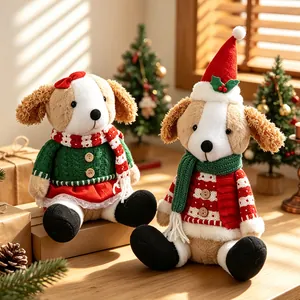Coppia di festosi peluche a forma di cane di Natale con sciarpe e cappelli decorativi.