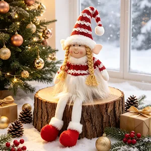 Encantador muñeco de peluche de elfo de Navidad con rayas rojas y blancas en tronco
