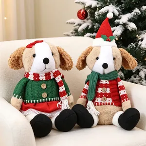 Coppia di cani di peluche natalizi con maglioni e sciarpe festose su poltrona