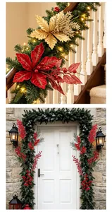 Dettaglio di fiori e bacche di Natale artificiali rossi e oro per decorazione scale.