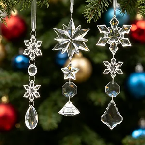 Set van elegante heldere acryl sneeuwvlok en ijspegel kerstboomversieringen voor kerst