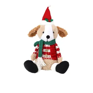 Peluche di cane natalizio seduto con cappello rosso festivo e sciarpa verde ornamento