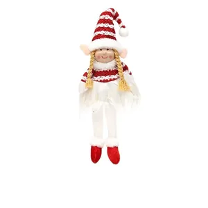 Hermoso y adorable muñeco elfo de Navidad a rayas con gorro rojo blanco y trenzas