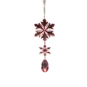 Elegante roze acryl sneeuwvlok ornament met gefacetteerde kristallen druppel