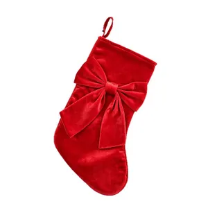 Calcetín de Navidad elegante en terciopelo rojo con lazo grande para decoración de chimenea