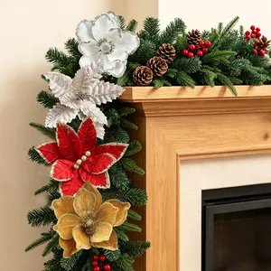 Eleganti fiori artificiali di Natale con bacche rosse e pigne su un camino in legno