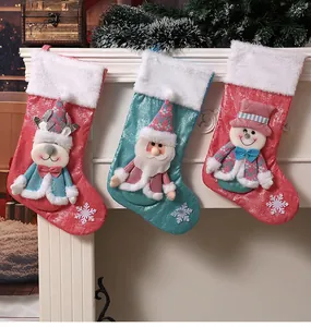 Detaillierte Nahaufnahme von 3D-Weihnachtssocken mit Weihnachtsmann auf weißem Kamin.