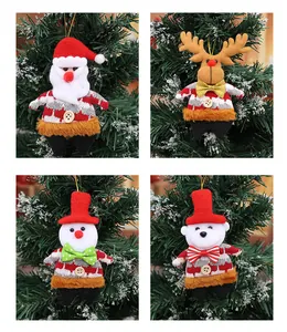 Vue détaillée des décorations de Noël en peluche avec Père Noël, renne et bonhomme de neige.