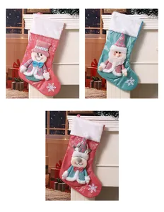 Set aus drei festlichen 3D-Weihnachtssocken mit Weihnachtsmann, Schneemann und Rentierfiguren