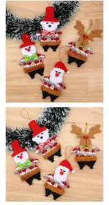 Détail des ornements de Noël en peluche avec le Père Noël, un bonhomme de neige et un renne