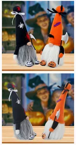 Gedetailleerd overzicht van Halloween-gnome-knuffels met spin- en vleermuismotieven
