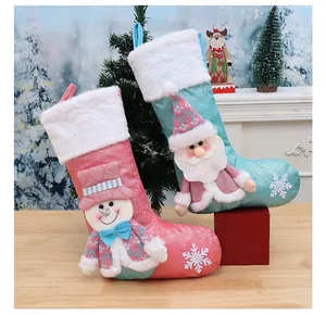 Detailansicht festlicher Plüsch-Weihnachtssocken mit 3D-Weihnachtsmann- und Schneemann