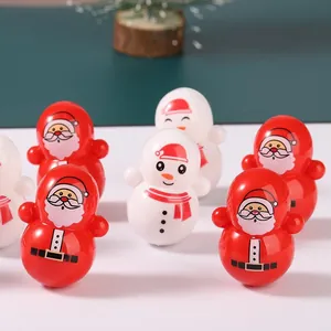 Close-up van schattige kerstman en sneeuwpop tuimelaar speelgoed voor kinderen met kerstmis