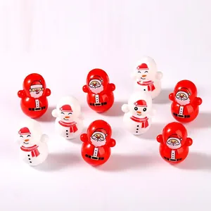 Detailopname van kleurrijke kerst-mini-tuimelaars met kerstman- en sneeuwpopontwerpen