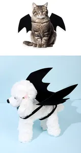 Detailansicht von Katze und Hund mit kreativen Fledermausflügeln für Halloween-Haustierfotos