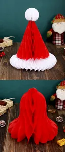 Dettaglio del cappello di Natale e delle decorazioni a campana in carta a nido d'ape