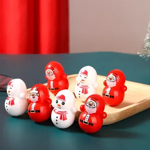 Set van feestelijke kersttuimelspeelgoed met ontwerpen van de kerstman en een sneeuwpop